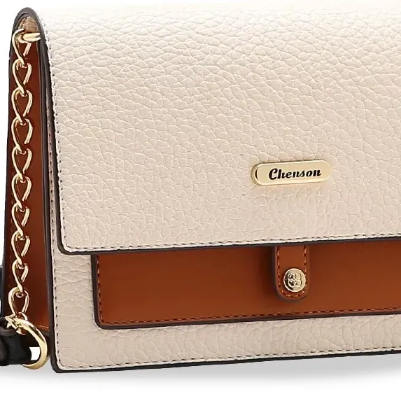 Close na bolsa transversal Chenson bege com corrente dourada